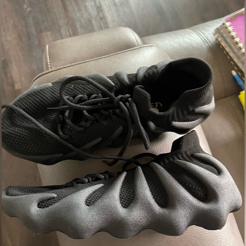adidas Yeezy 450
Utility Black sz 7 mens